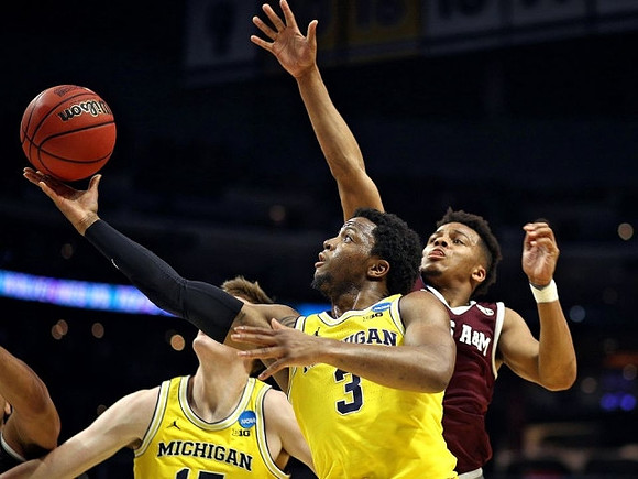 Jon Teske (15) and Zavier Simpson (3)