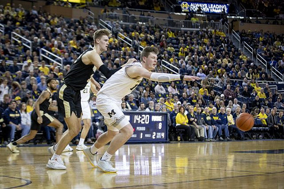 Franz Wagner (21) and Jon Teske (15)