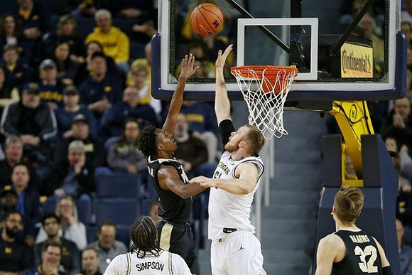 Zavier Simpson (3) and Austin Davis (51)