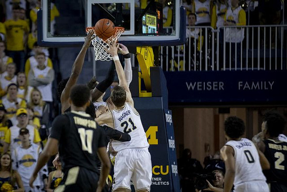 Jon Teske (15), Franz Wagner (21), and David DeJulius (0)