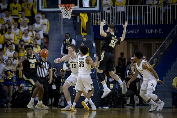 Jon Teske (15), Eli Brooks (55), and David DeJulius (0)