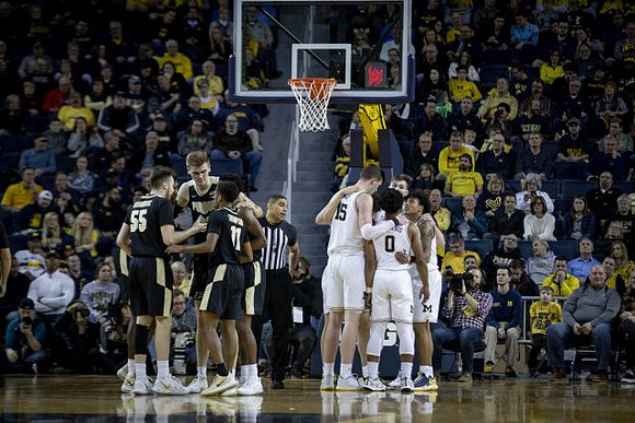Jon Teske (15), Colin Castleton (11), David DeJulius (0), and Eli Brooks (55)