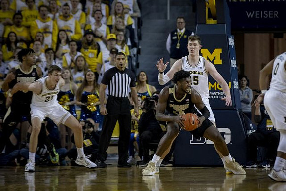 Franz Wagner (21), Jon Teske (15), and David DeJulius (0)