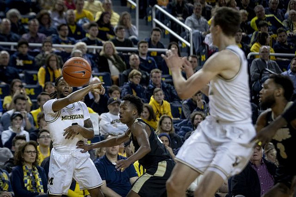 Zavier Simpson (3) and Franz Wagner (21)