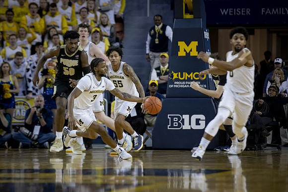 Jon Teske (15), Zavier Simpson (3), Eli Brooks (55), and David DeJulius (0)