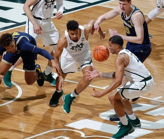 Isaiah Livers (4) and Jon Teske (15)