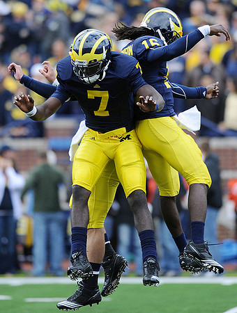 Devin Gardner (7) and Denard Robinson (16)