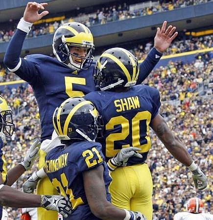 Junior Hemingway (21), Tate Forcier (5), and Michael Shaw (20)