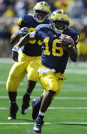Kevin Koger (86) and Denard Robinson (16)