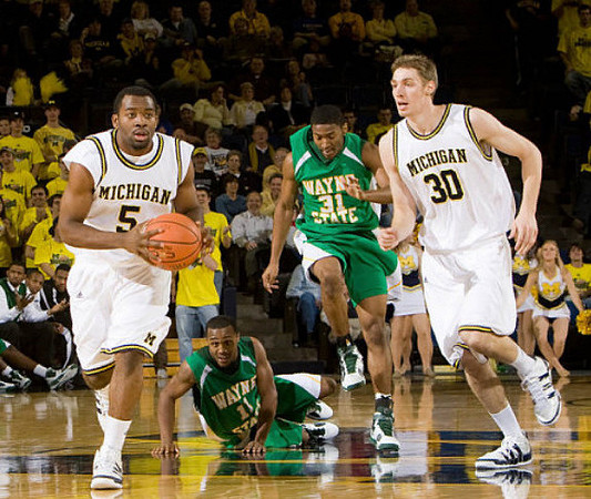 Eso Akunne (5) and Eric Puls (30)