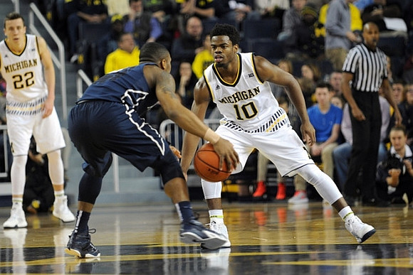 Duncan Robinson (22) and Derrick Walton Jr. (10)