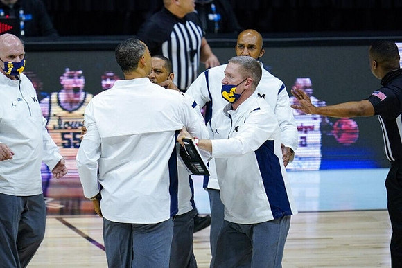 Phil Martelli, Juwan Howard, Howard Eisley, Jay Smith, and Saddi Washington