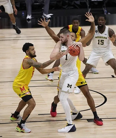 Hunter Dickinson (1) and Chaundee Brown Jr. (15)