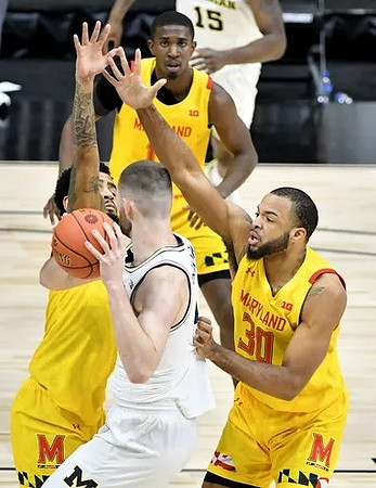 Hunter Dickinson (1) and Chaundee Brown Jr. (15)