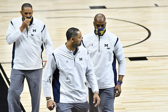 Howard Eisley, Juwan Howard, and Chris Hunter