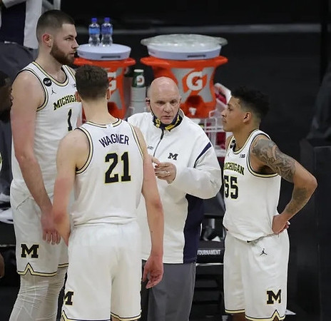 Franz Wagner (21), Hunter Dickinson (1), Phil Martelli, and Eli Brooks (55)