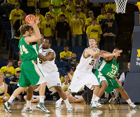 Eso Akunne (5) and Eric Puls (30)