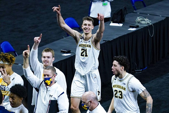 Franz Wagner (21) and Michigan Team