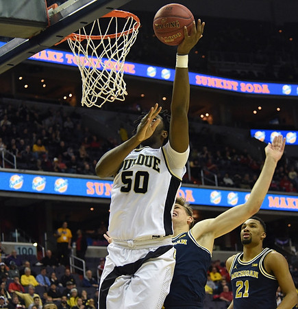 Moritz Wagner (13) and Zak Irvin (21)
