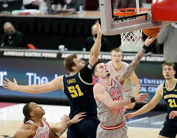 Austin Davis (51) and Franz Wagner (21)