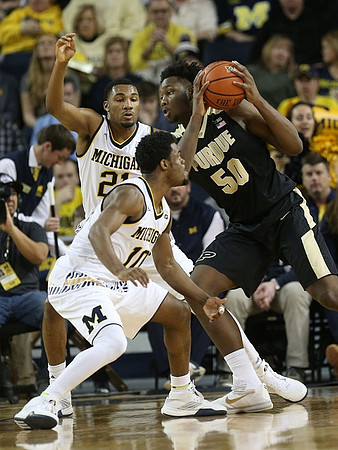 Zak Irvin (21) and Derrick Walton Jr. (10)