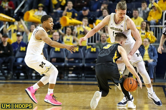 Jaaron Simmons (5) and Moritz Wagner (13)