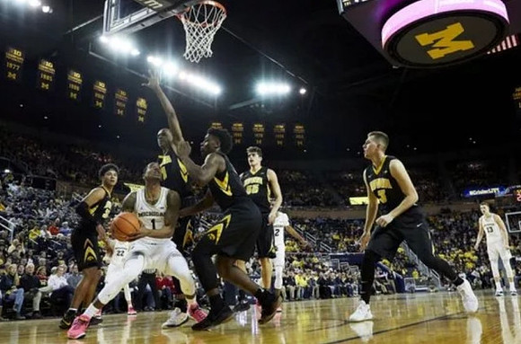 Charles Matthews (1) and Moritz Wagner (13)