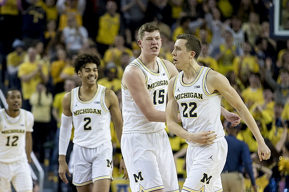 Muhammad-Ali Abdur-Rahkman (12), Jordan Poole (2), Jon Teske (15), and Duncan Robinson (22)