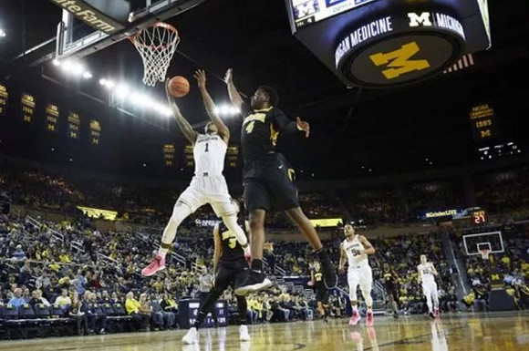 Charles Matthews (1) and Jaaron Simmons (5)