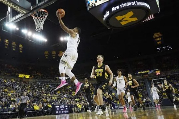Jaaron Simmons (5), Jordan Poole (2), and Jon Teske (15)
