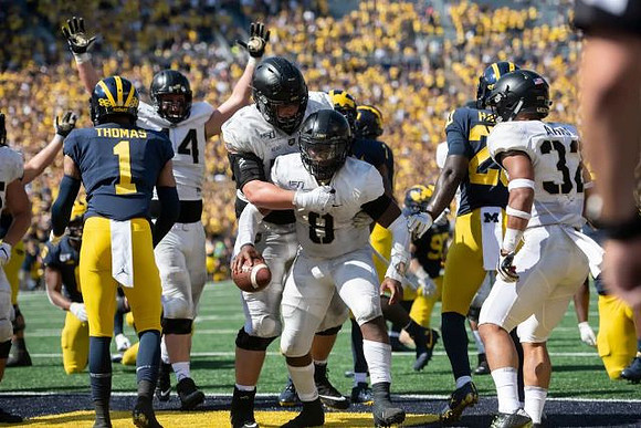 Ambry Thomas (1) and Brad Hawkins (20)