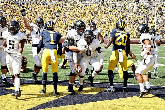 Ambry Thomas (1) and Brad Hawkins (20)