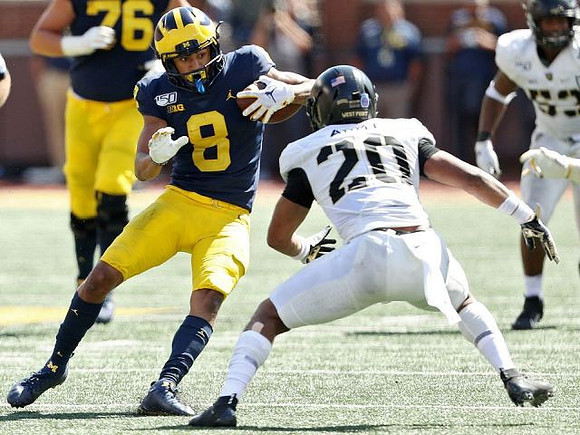 Ronnie Bell (8) and Ryan Hayes (76)