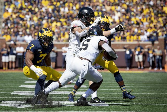 Khaleke Hudson (7) and Josh Metellus (14)
