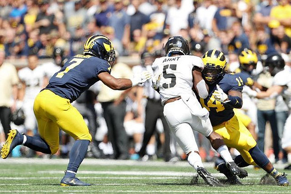 Khaleke Hudson (7) and Josh Metellus (14)