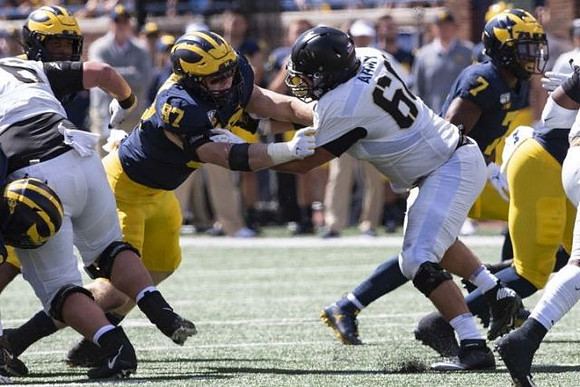 Aidan Hutchinson (97) and Khaleke Hudson (7)