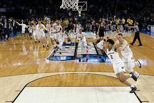 Jordan Poole (2), Moritz Wagner (13), and Michigan Team