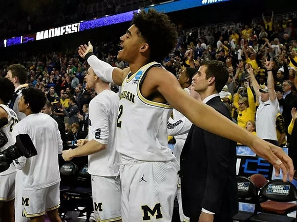 Jordan Poole (2) and Michigan Team