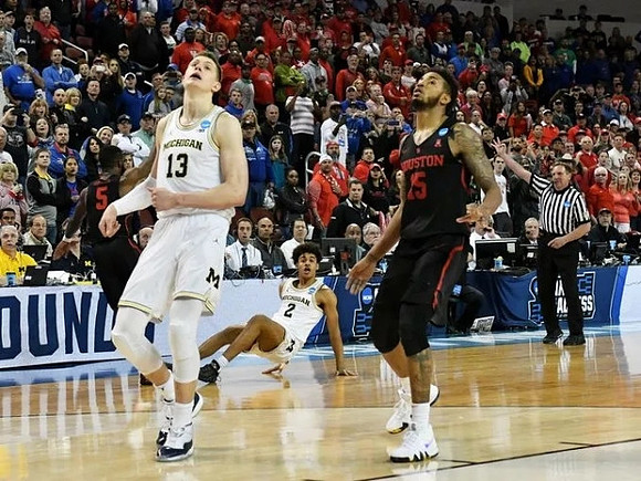 Moritz Wagner (13) and Jordan Poole (2)