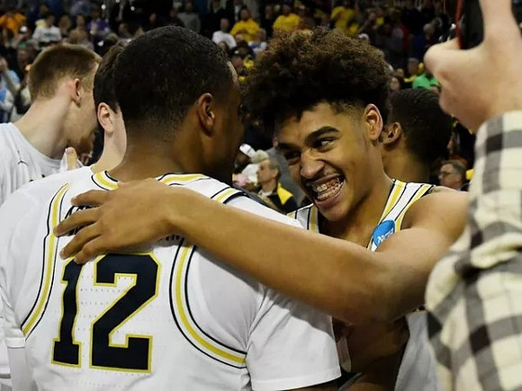 Jordan Poole (2) and Muhammad-Ali Abdur-Rahkman (12)