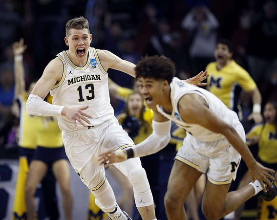 Moritz Wagner (13) and Jordan Poole (2)