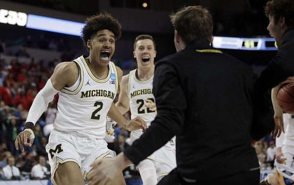 Jordan Poole (2) and Duncan Robinson (22)