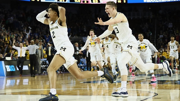 Jordan Poole (2), Moritz Wagner (13), and Michigan Team