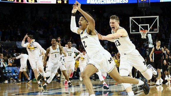 Jordan Poole (2), Moritz Wagner (13), and Michigan Team