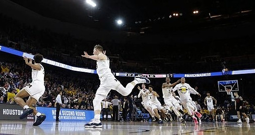 Jordan Poole (2), Moritz Wagner (13), and Michigan Team