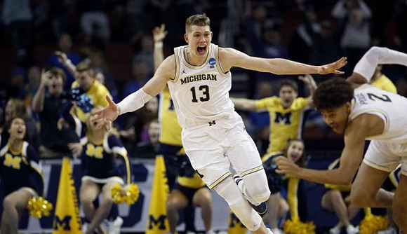 Moritz Wagner (13) and Jordan Poole (2)