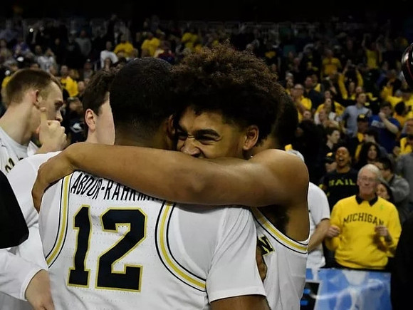 Jordan Poole (2) and Muhammad-Ali Abdur-Rahkman (12)