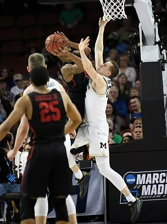 Moritz Wagner (13) and Duncan Robinson (22)