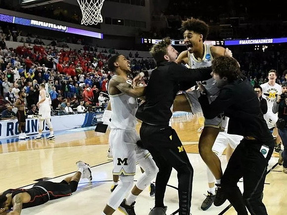 Jordan Poole (2) and Michigan Team