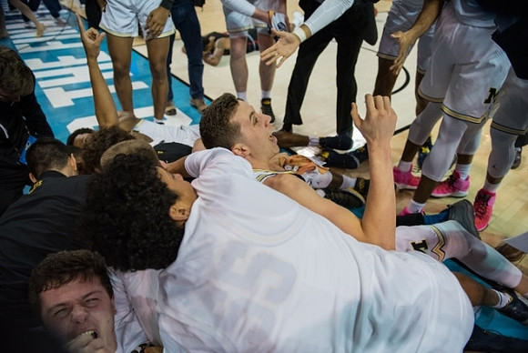 Jordan Poole (2) and Michigan Team